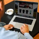 une personne utilisant un ordinateur portable