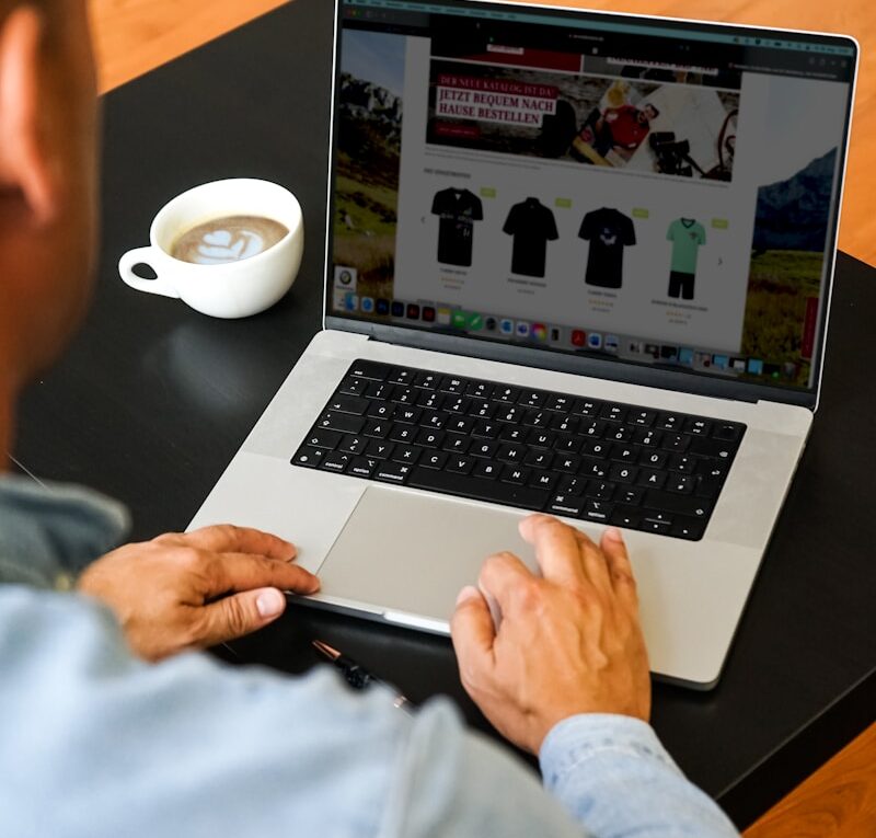 une personne utilisant un ordinateur portable